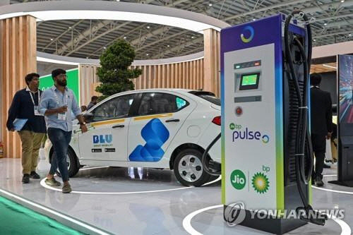 7일 인도 벵갈루루의 '인도 에너지 위크' 행사에 전시된 전기차와 충전 시설.. AFP 연합뉴스 자료사진